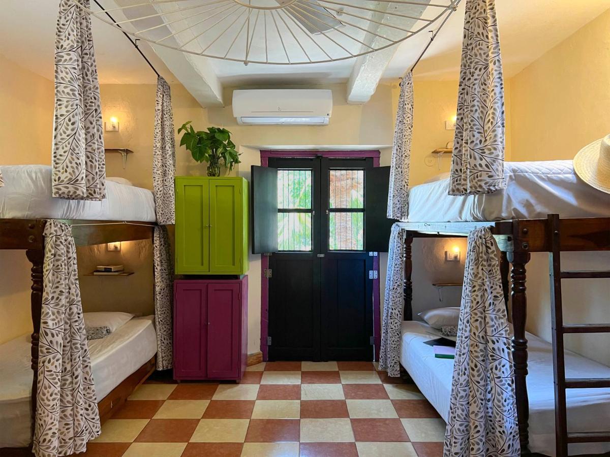 Hostel Candelaria Valladolid  Extérieur photo